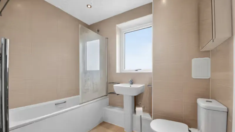 Bathroom at Neutral Colindale Flat, F1274 (photo 10)