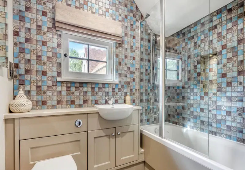 Bathroom at Stebbing Tudor manor house, M372 (photo 25)