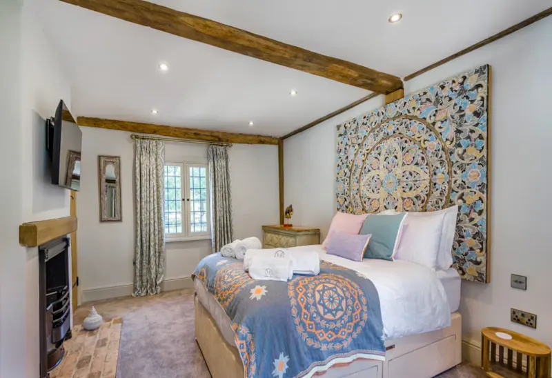 Bedroom at Stebbing Tudor manor house, M372 (photo 24)
