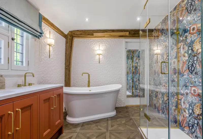 Bathroom at Stebbing Tudor manor house, M372 (photo 23)