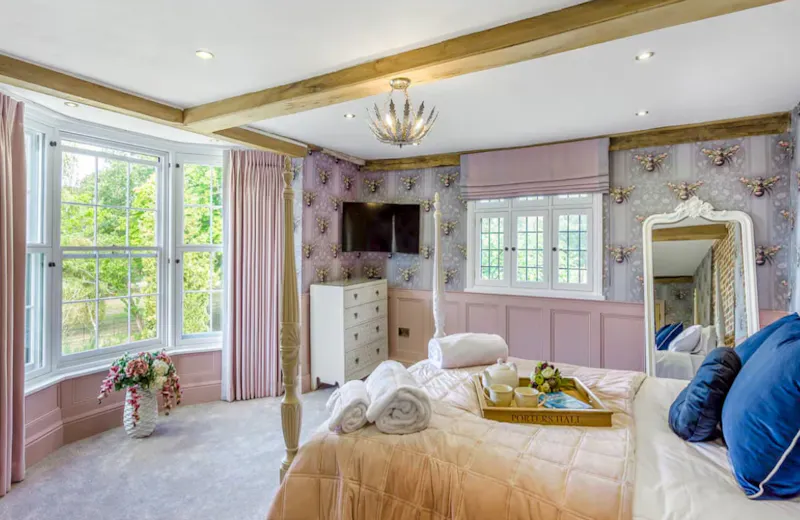 Bedroom at Stebbing Tudor manor house, M372 (photo 22)