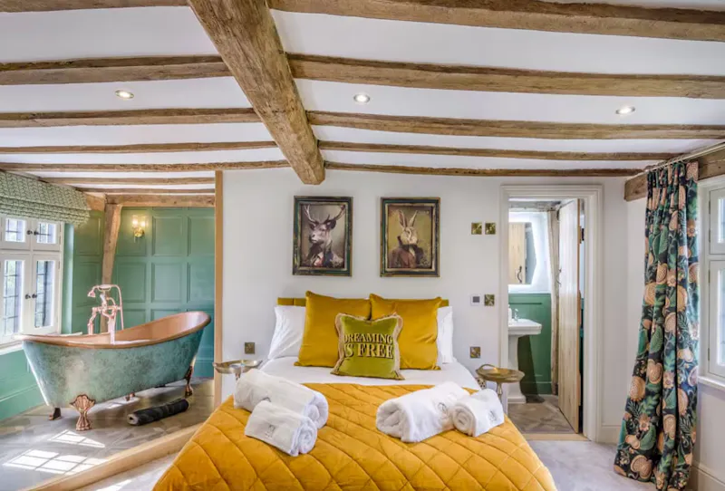 Bedroom at Stebbing Tudor manor house, M372 (photo 16)