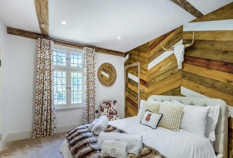 Bedroom at Stebbing Tudor manor house, M372 (photo 28)