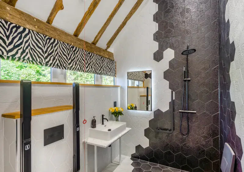 Bathroom at Stebbing Tudor manor house, M372 (photo 27)