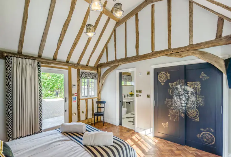 Bedroom at Stebbing Tudor manor house, M372 (photo 26)