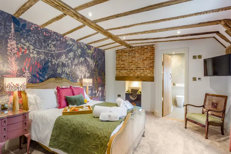 Bedroom at Stebbing Tudor manor house, M372 (photo 19)