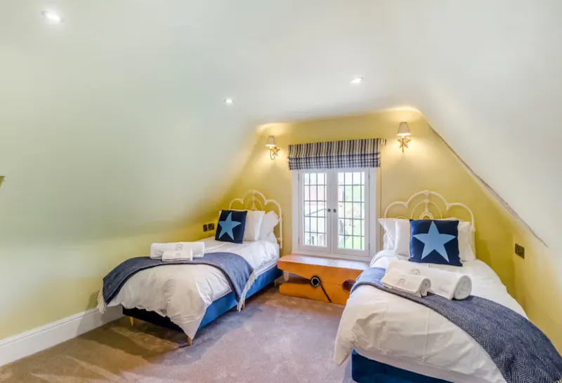Bedroom at Stebbing Tudor manor house, M372 (photo 30)