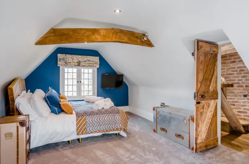 Bedroom at Stebbing Tudor manor house, M372 (photo 31)