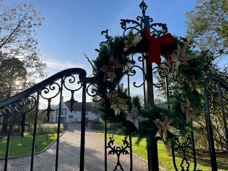 Gate at Stebbing Tudor manor house, M372 (photo 40)