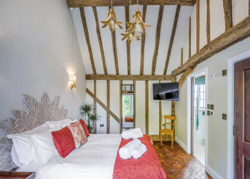 Bedroom at Stebbing Tudor manor house, M372 (photo 20)