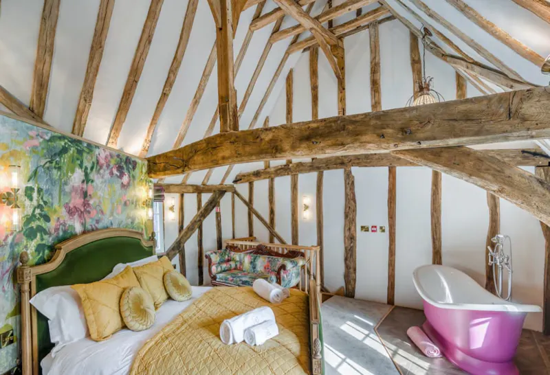 Bedroom at Stebbing Tudor manor house, M372 (photo 18)