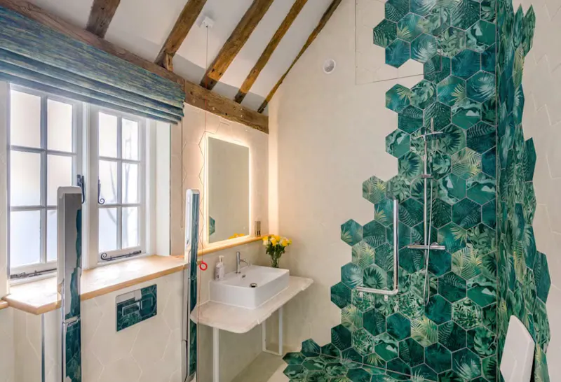 Bathroom at Stebbing Tudor manor house, M372 (photo 21)