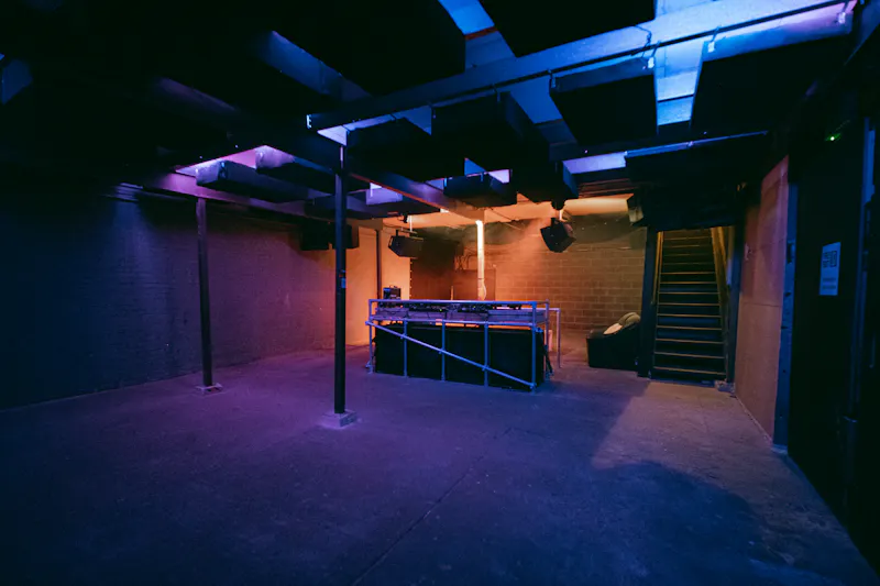 Industrial Tottenham nightclub, R886 (photo 5)