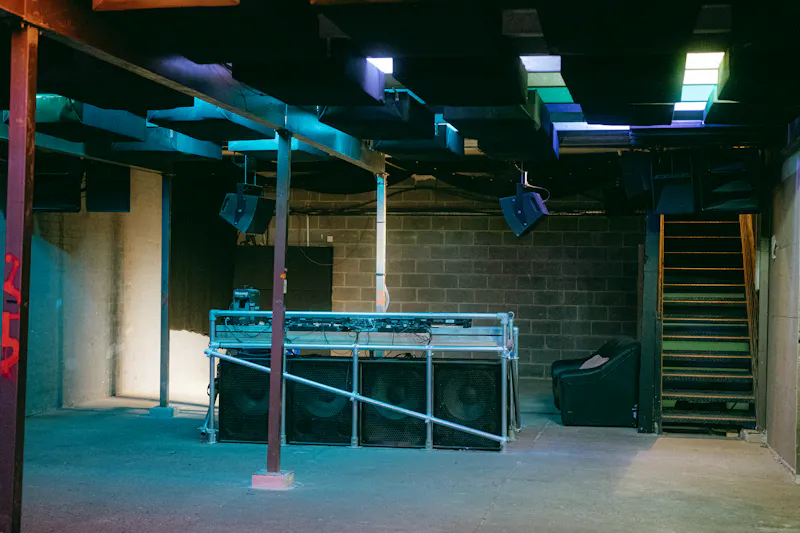Industrial Tottenham nightclub, R886 (photo 2)