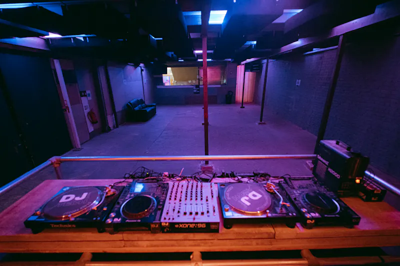 Industrial Tottenham nightclub, R886 (photo 10)