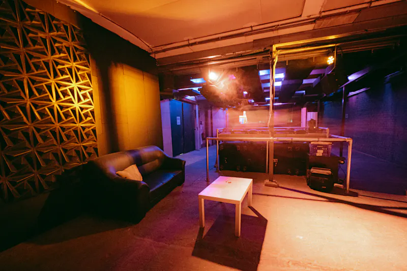 Industrial Tottenham nightclub, R886 (photo 12)