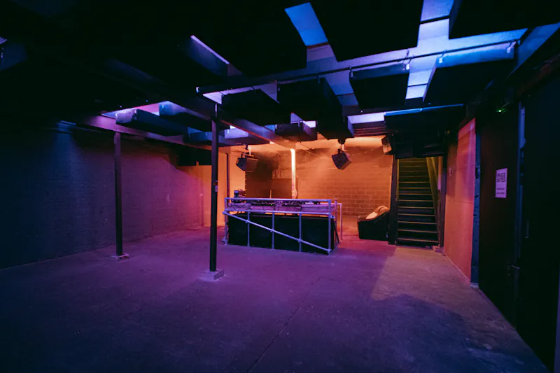 Industrial Tottenham nightclub, R886 (photo 6)