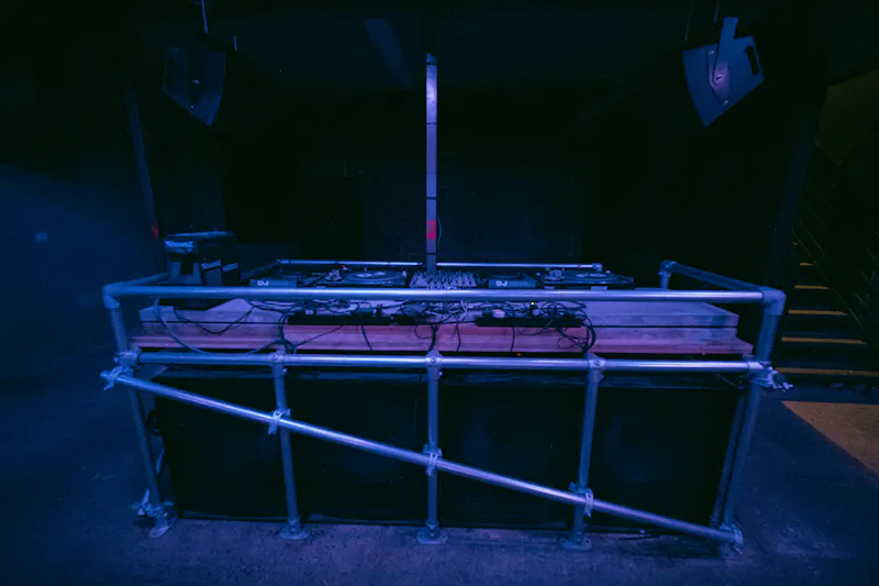 Industrial Tottenham nightclub, R886 (photo 7)