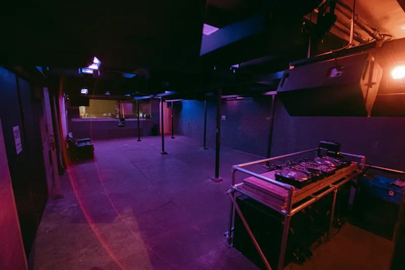 Industrial Tottenham nightclub, R886 (photo 9)