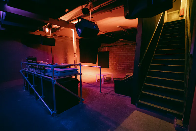 Industrial Tottenham nightclub, R886 (photo 8)