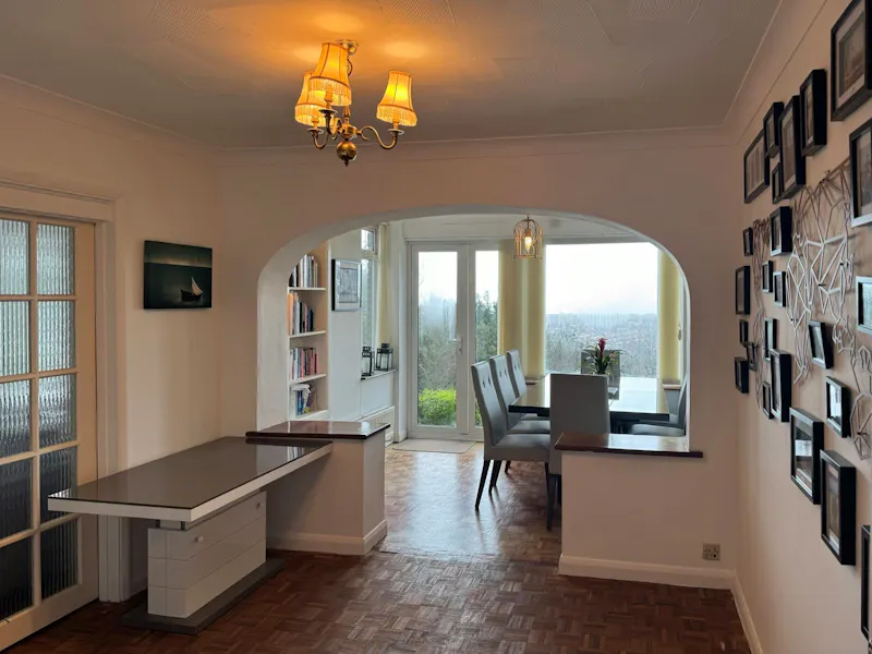 Dining room at Retro 1960s Lancing House, D2876 (photo 5)