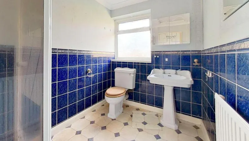 Bathroom at Retro 1960s Lancing House, D2876 (photo 16)