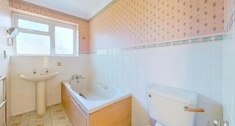 Bath at Retro 1960s Lancing House, D2876 (photo 14)