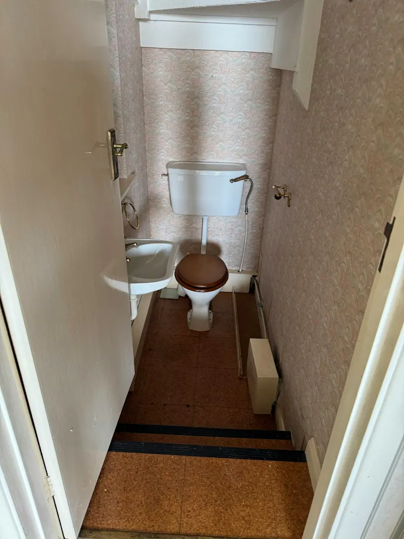 Bathroom at Retro 1960s Lancing House, D2876 (photo 12)