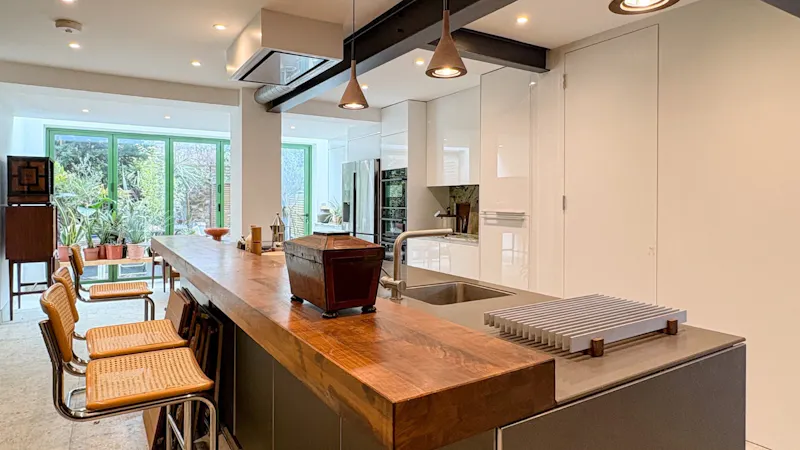 French doors at Cool 60s Roehampton townhouse, D2878 (photo 4)