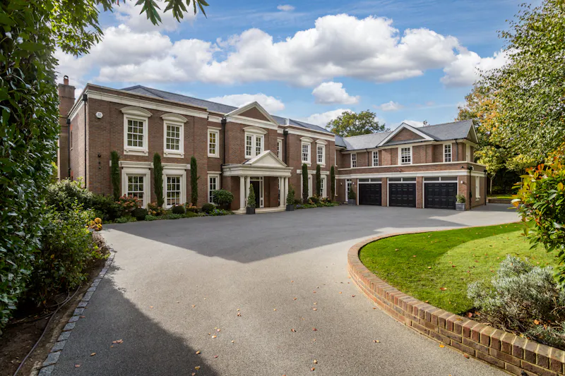Garage at Glamorous Burwood mansion, D2877 (photo 1)