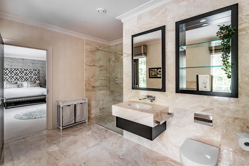 Bathroom at Glamorous Burwood mansion, D2877 (photo 47)