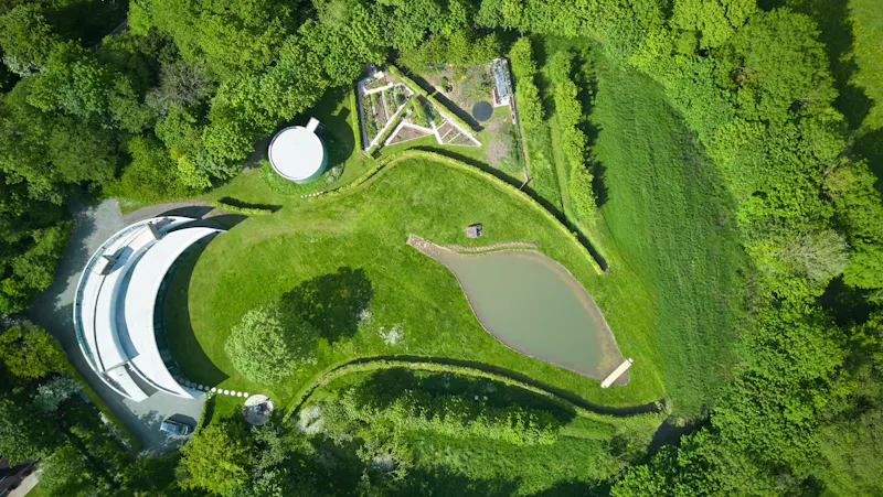 Pond at Striking curved Wiltshire house, K518 (photo 16)