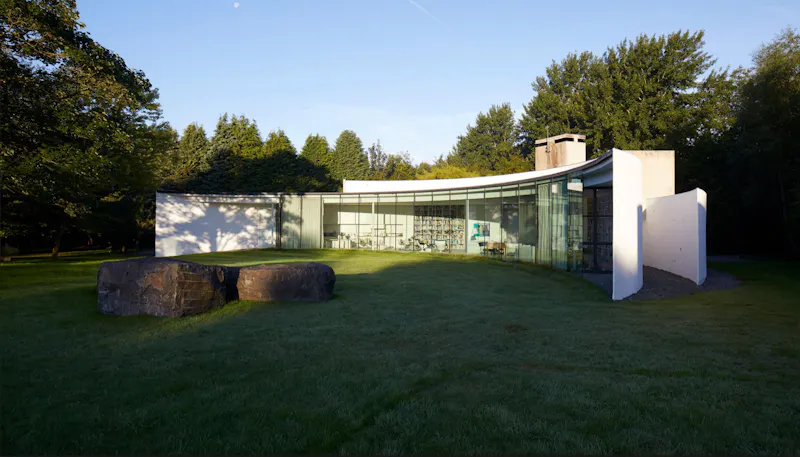 Garden at Striking curved Wiltshire house, K518 (photo 9)