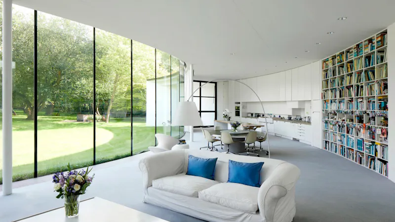 Open plan at Striking curved Wiltshire house, K518 (photo 2)