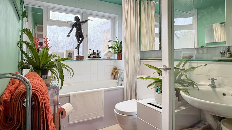 Bathroom at Cool 60s Roehampton townhouse, D2878 (photo 15)