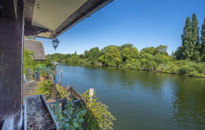 Magical Thameside family home, B2138 (photo 24)