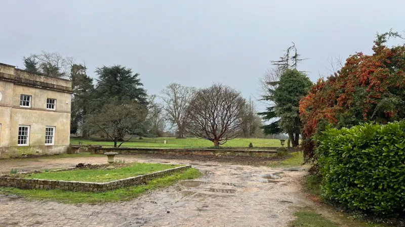 Driveway at Devizes vacant country home, A1700 (photo 16)
