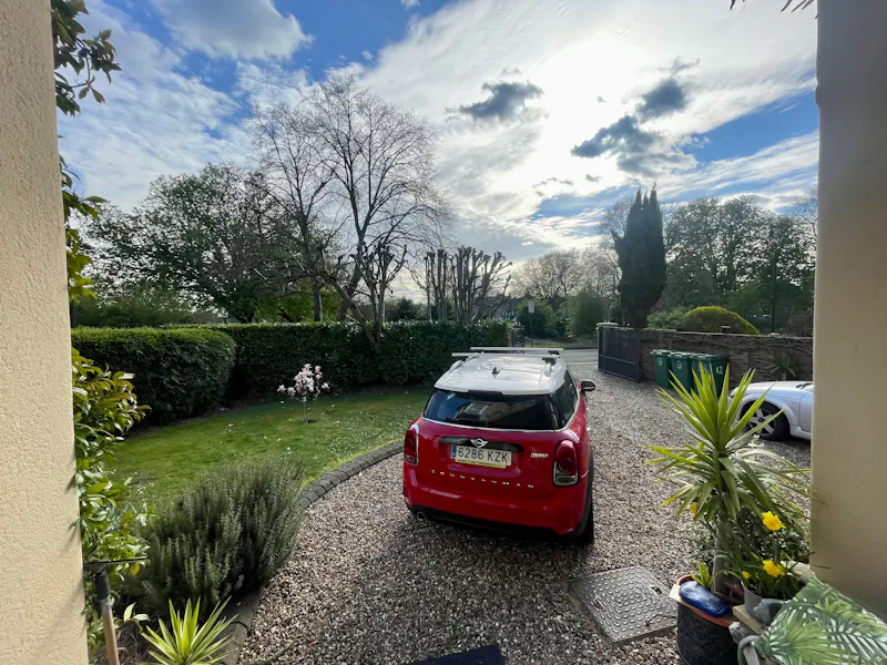 Driveway at Contemporary Ealing house, B1296 (photo 31)