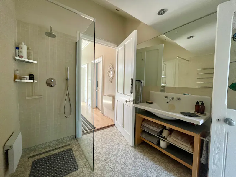 Contemporary Ealing house, B1296 (photo 16)
