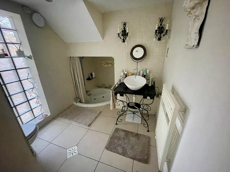 Bathroom at Contemporary Ealing house, B1296 (photo 14)