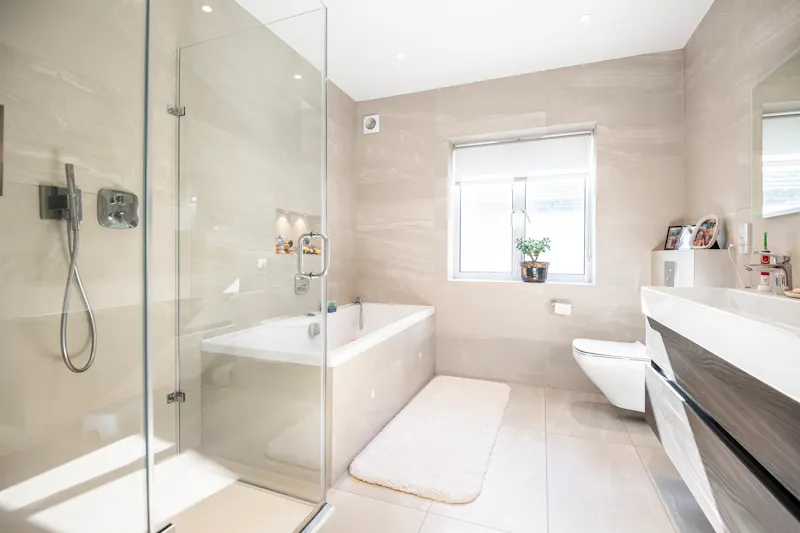 Bath at Mill Hill family home, D2880 (photo 16)