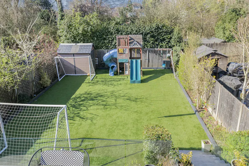 Garden at Mill Hill family home, D2880 (photo 19)