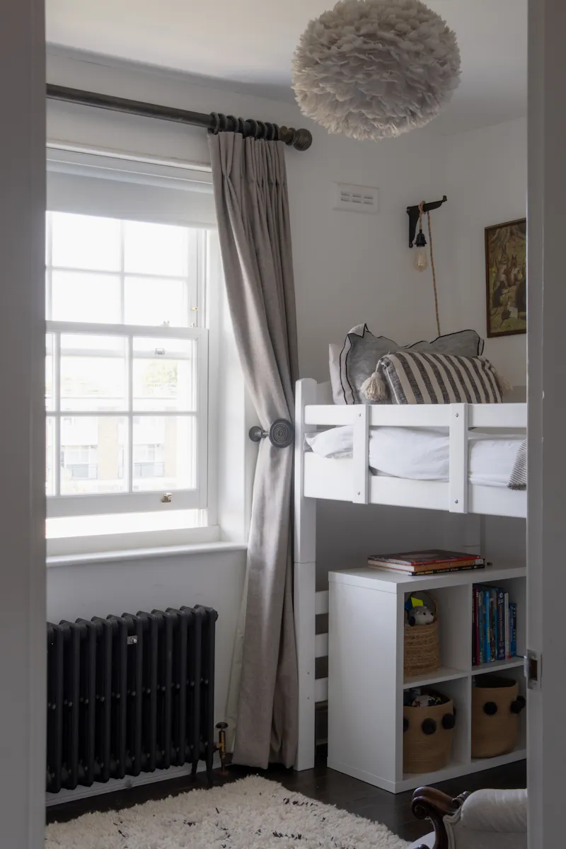 Bedroom at Classic Townhouse Oval, A1704 (photo 21)