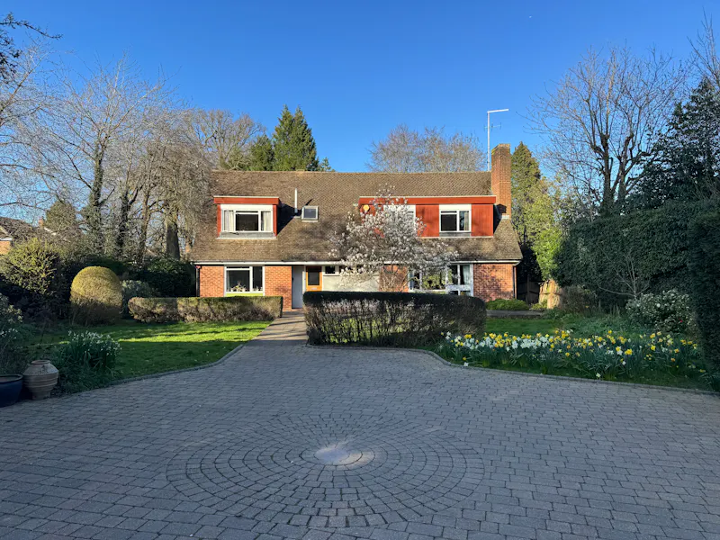 Driveway at 60s Berkhamsted home, D2879 (photo 1)