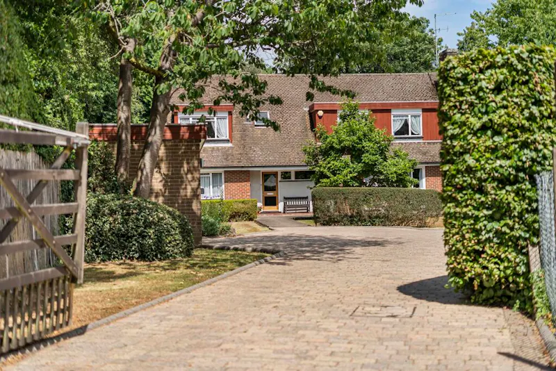 Driveway at 60s Berkhamsted home, D2879 (photo 33)