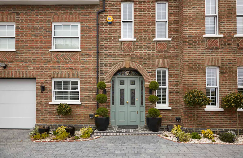 Garage at Luxurious Ealing home, D2881 (photo 1)