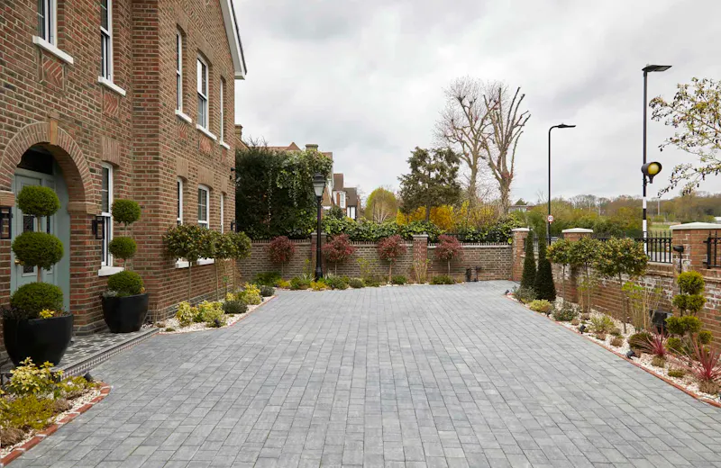 Driveway at Luxurious Ealing home, D2881 (photo 39)