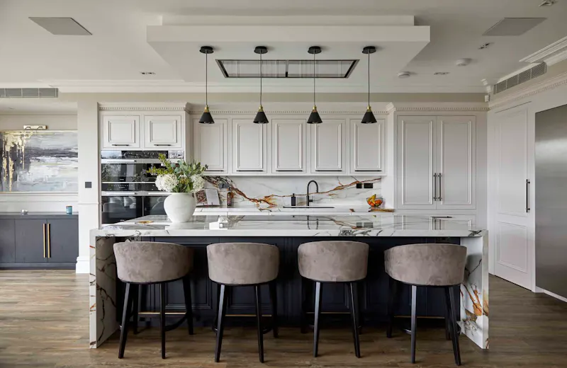 Kitchen island at Luxurious Ealing home, D2881 (photo 6)