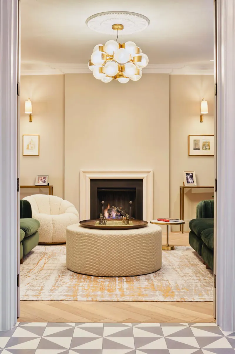 Fireplace at Thameside home in Teddington, B2140 (photo 5)