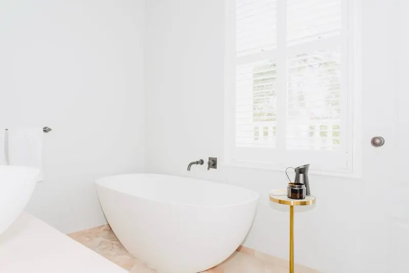Bath at Thameside home in Teddington, B2140 (photo 27)